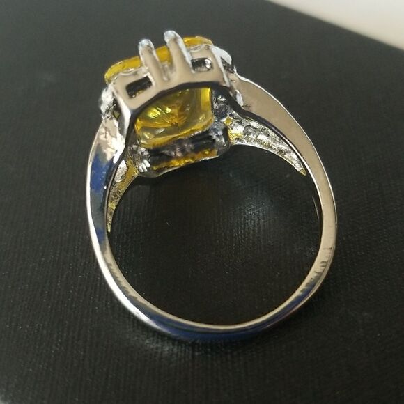 Size 9 clear yellow stone with silvertone band - Picture 4 of 7